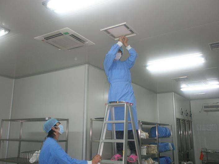 工作人员正在安装高效草莓视频在线观看免费视频