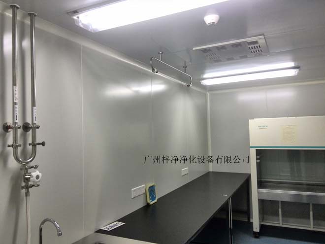 建造和使用洁净室能有效减少室内诱入、产生及滞留粒子。