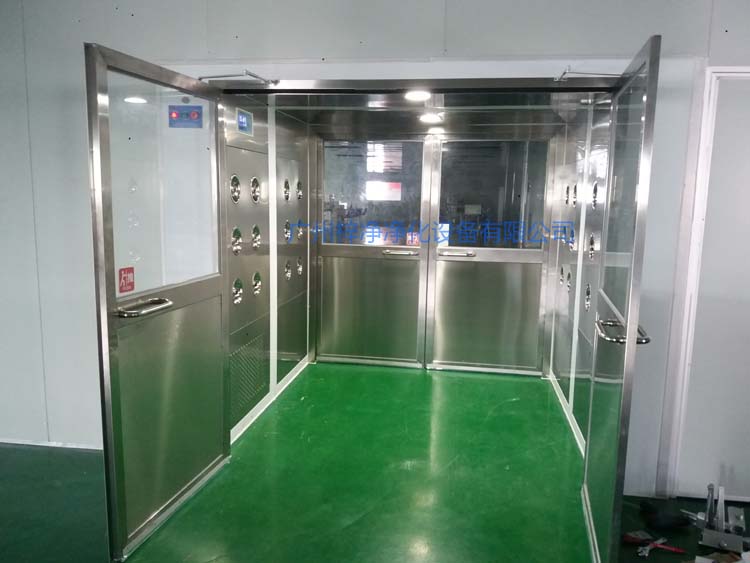 双开门货淋室前门打开,后门紧锁 防止洁净室与非洁净室空气对流。