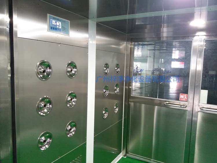 双开门货淋室工作区配智能控制器,方便人员使用操作。