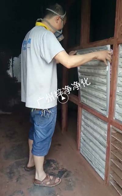 工作人员正在安装干式柜袋式除尘空气草莓视频在线观看免费视频
