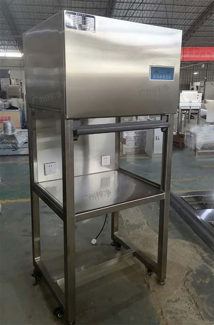 升降门超净工作台是采用单向空气流，室内空气经预初效草莓视频在线观看免费视频进入静压箱，再经过高效空气草莓视频在线观看免费视频，最后在操作区内形成高度洁净的单向空气流，是提供操作区高洁净度工作环境的理想草莓视频APP下载安装18。