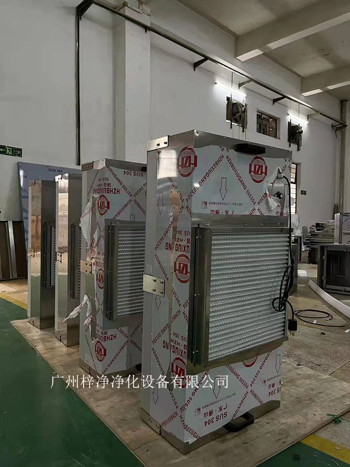 黄色网站草莓风机从FFU的顶部将空气吸入，经过初效草莓视频在线观看免费视频，高效草莓视频在线观看免费视频的过滤，过滤后的洁净空气以0.45m/s±20%的风速在整个出风面匀速送出到棚内。